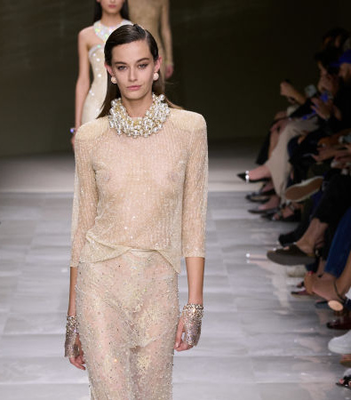 Giorgio Armani Privé Fall '24 Couture: Οι πέρλες και οι διαφάνειες ήταν τα σημεία αναφοράς της επίδειξης