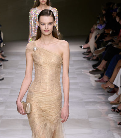 Giorgio Armani Privé Fall '24 Couture: Οι πέρλες και οι διαφάνειες ήταν τα σημεία αναφοράς της επίδειξης