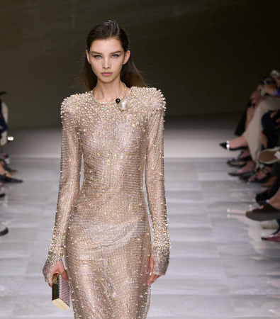 Giorgio Armani Privé Fall '24 Couture: Οι πέρλες και οι διαφάνειες ήταν τα σημεία αναφοράς της επίδειξης
