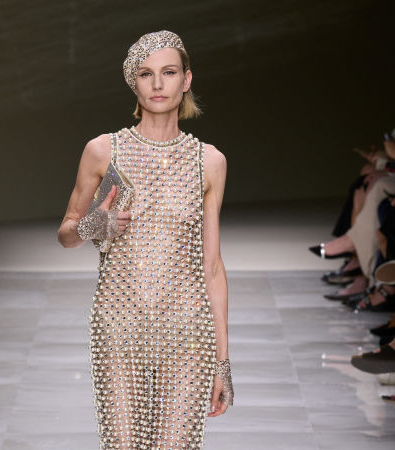 Giorgio Armani Privé Fall '24 Couture: Οι πέρλες και οι διαφάνειες ήταν τα σημεία αναφοράς της επίδειξης