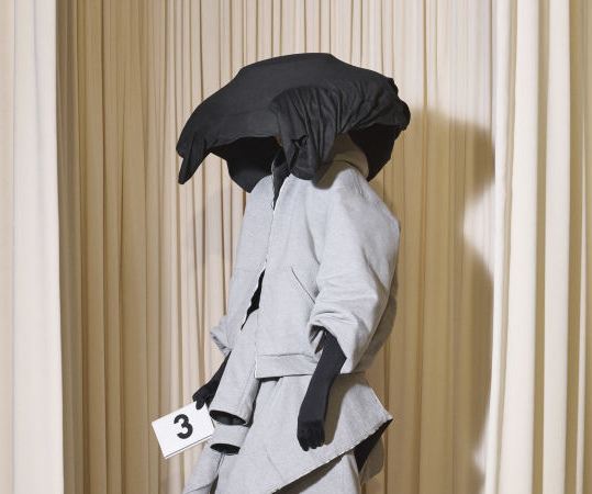 Balenciaga Haute Couture FW'24: Goth, skaters και metalheads αποτέλεσαν τον βασικό πυρήνα της έμπνευσης