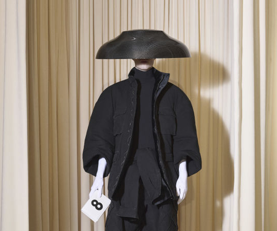 Balenciaga Haute Couture FW'24: Goth, skaters και metalheads αποτέλεσαν τον βασικό πυρήνα της έμπνευσης