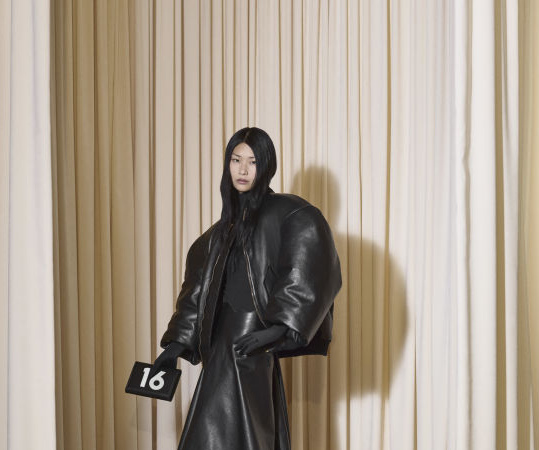 Balenciaga Haute Couture FW'24: Goth, skaters και metalheads αποτέλεσαν τον βασικό πυρήνα της έμπνευσης