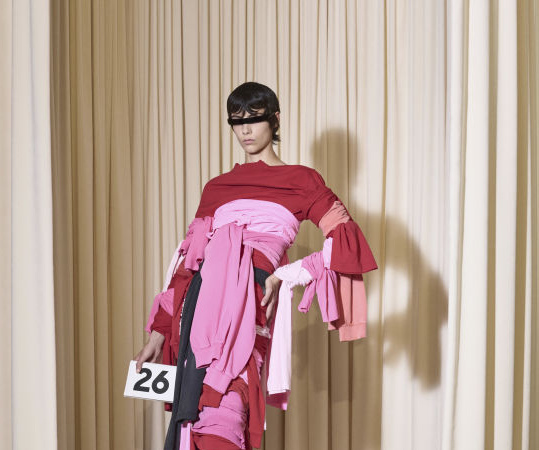 Balenciaga Haute Couture FW'24: Goth, skaters και metalheads αποτέλεσαν τον βασικό πυρήνα της έμπνευσης