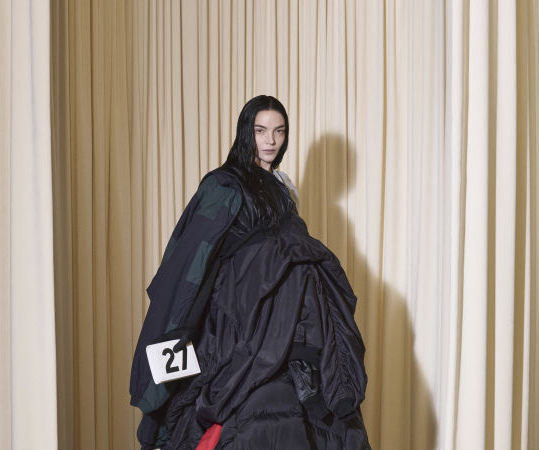 Balenciaga Haute Couture FW'24: Goth, skaters και metalheads αποτέλεσαν τον βασικό πυρήνα της έμπνευσης