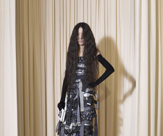 Balenciaga Haute Couture FW'24: Goth, skaters και metalheads αποτέλεσαν τον βασικό πυρήνα της έμπνευσης