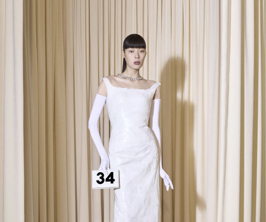 Balenciaga Haute Couture FW'24: Goth, skaters και metalheads αποτέλεσαν τον βασικό πυρήνα της έμπνευσης
