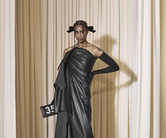 Balenciaga Haute Couture FW'24: Goth, skaters και metalheads αποτέλεσαν τον βασικό πυρήνα της έμπνευσης