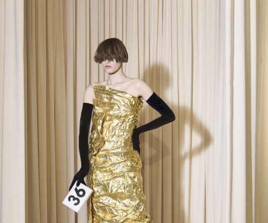 Balenciaga Haute Couture FW'24: Goth, skaters και metalheads αποτέλεσαν τον βασικό πυρήνα της έμπνευσης