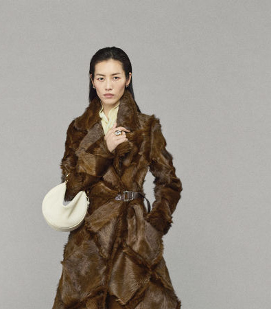 Η συλλογή Burberry Resort '25 φέρνει έναν ανανεωμένο αέρα στα κλασικά trenchcoat