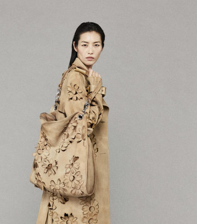 Η συλλογή Burberry Resort '25 φέρνει έναν ανανεωμένο αέρα στα κλασικά trenchcoat