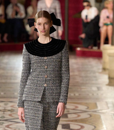 Chanel Haute Couture FW '24: Κάπες και φιόγκοι ήταν τα κυρίαρχα στοιχεία που μας ταξίδεψαν στο παρελθόν