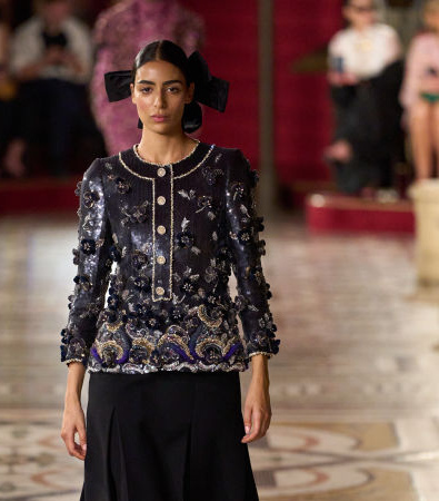 Chanel Haute Couture FW '24: Κάπες και φιόγκοι ήταν τα κυρίαρχα στοιχεία που μας ταξίδεψαν στο παρελθόν