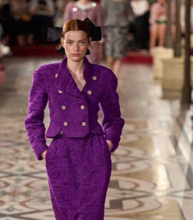 Chanel Haute Couture FW '24: Κάπες και φιόγκοι ήταν τα κυρίαρχα στοιχεία που μας ταξίδεψαν στο παρελθόν