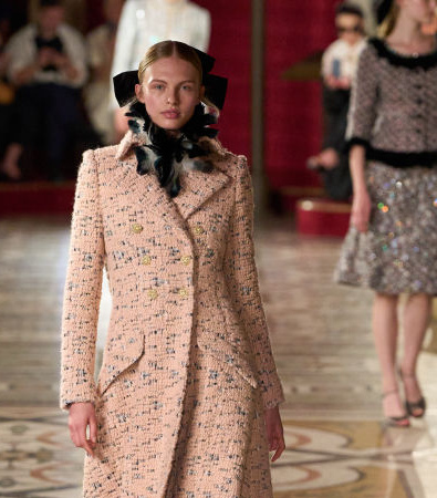 Chanel Haute Couture FW '24: Κάπες και φιόγκοι ήταν τα κυρίαρχα στοιχεία που μας ταξίδεψαν στο παρελθόν