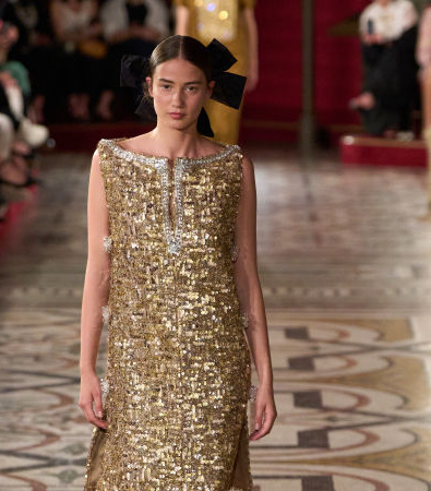 Chanel Haute Couture FW '24: Κάπες και φιόγκοι ήταν τα κυρίαρχα στοιχεία που μας ταξίδεψαν στο παρελθόν