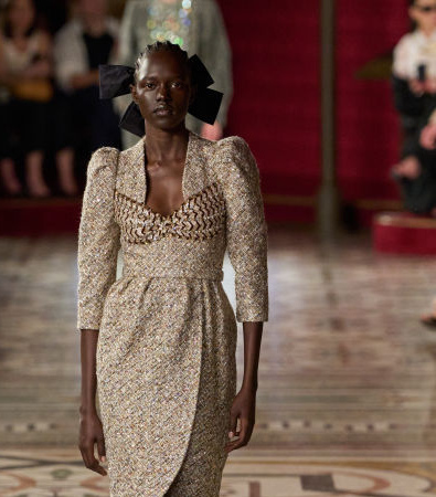 Chanel Haute Couture FW '24: Κάπες και φιόγκοι ήταν τα κυρίαρχα στοιχεία που μας ταξίδεψαν στο παρελθόν