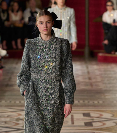 Chanel Haute Couture FW '24: Κάπες και φιόγκοι ήταν τα κυρίαρχα στοιχεία που μας ταξίδεψαν στο παρελθόν