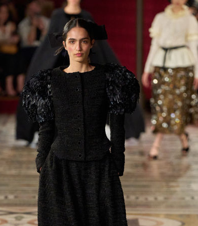Chanel Haute Couture FW '24: Κάπες και φιόγκοι ήταν τα κυρίαρχα στοιχεία που μας ταξίδεψαν στο παρελθόν