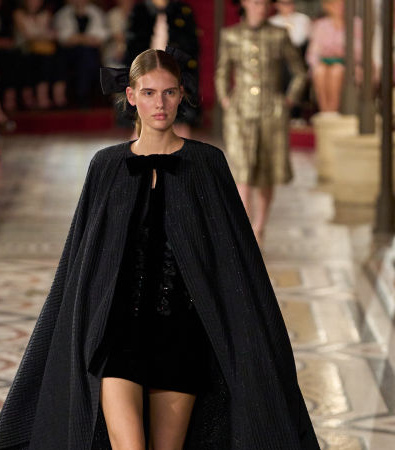 Chanel Haute Couture FW '24: Κάπες και φιόγκοι ήταν τα κυρίαρχα στοιχεία που μας ταξίδεψαν στο παρελθόν