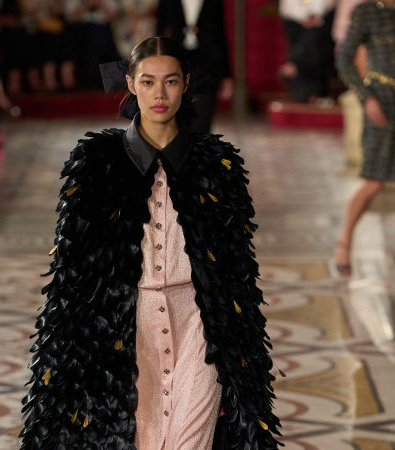 Chanel Haute Couture FW '24: Κάπες και φιόγκοι ήταν τα κυρίαρχα στοιχεία που μας ταξίδεψαν στο παρελθόν