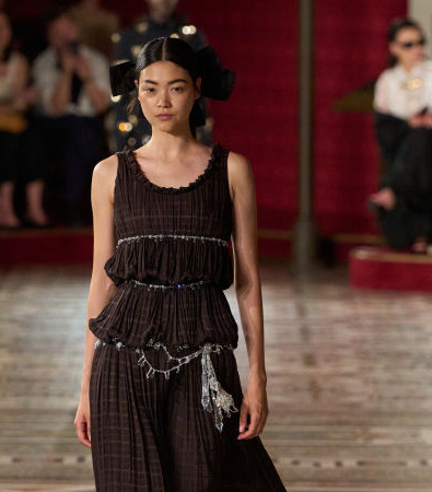 Chanel Haute Couture FW '24: Κάπες και φιόγκοι ήταν τα κυρίαρχα στοιχεία που μας ταξίδεψαν στο παρελθόν
