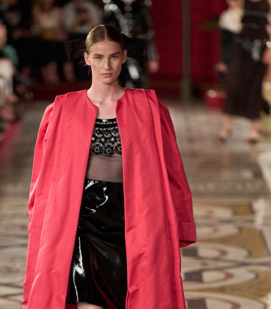Chanel Haute Couture FW '24: Κάπες και φιόγκοι ήταν τα κυρίαρχα στοιχεία που μας ταξίδεψαν στο παρελθόν