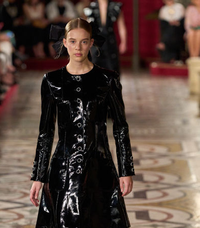 Chanel Haute Couture FW '24: Κάπες και φιόγκοι ήταν τα κυρίαρχα στοιχεία που μας ταξίδεψαν στο παρελθόν