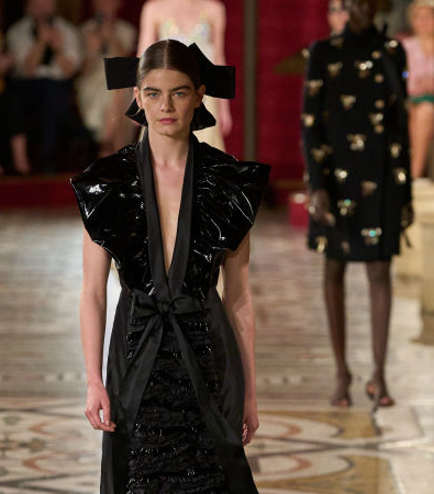 Chanel Haute Couture FW '24: Κάπες και φιόγκοι ήταν τα κυρίαρχα στοιχεία που μας ταξίδεψαν στο παρελθόν
