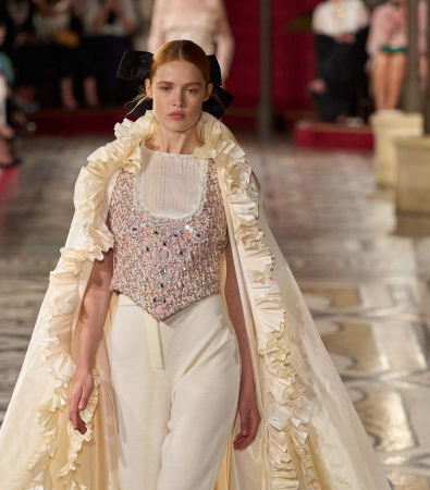 Chanel Haute Couture FW '24: Κάπες και φιόγκοι ήταν τα κυρίαρχα στοιχεία που μας ταξίδεψαν στο παρελθόν