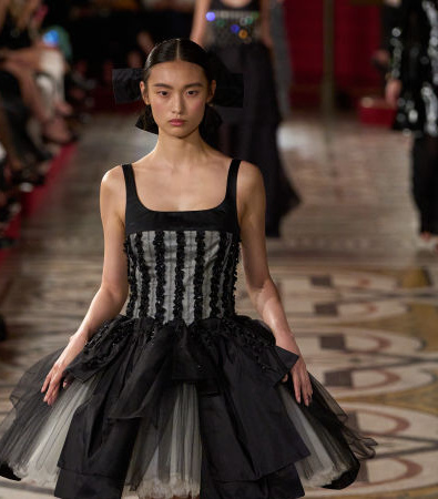 Chanel Haute Couture FW '24: Κάπες και φιόγκοι ήταν τα κυρίαρχα στοιχεία που μας ταξίδεψαν στο παρελθόν