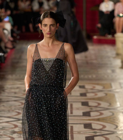 Chanel Haute Couture FW '24: Κάπες και φιόγκοι ήταν τα κυρίαρχα στοιχεία που μας ταξίδεψαν στο παρελθόν