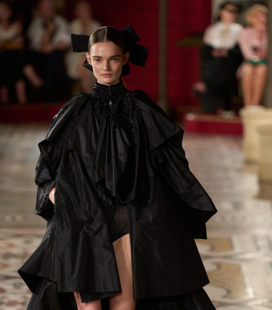 Chanel Haute Couture FW '24: Κάπες και φιόγκοι ήταν τα κυρίαρχα στοιχεία που μας ταξίδεψαν στο παρελθόν