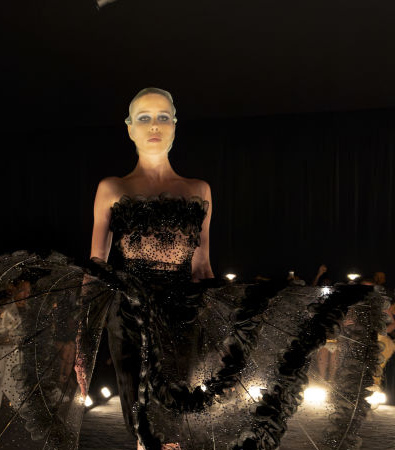 «The Phoenix»: Το καθηλωτικό show υψηλής αισθητικής για τον οίκο Schiaparelli Haute Couture F'24