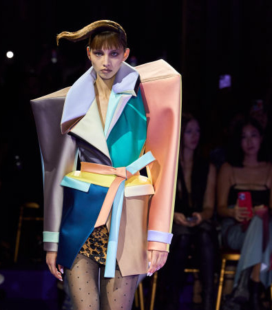 Viktor & Rolf Fall 2024 Couture: Γεωμετρικές και ογκώδεις φόρμες εμπνευσμένες από παιδικά παιχνίδια