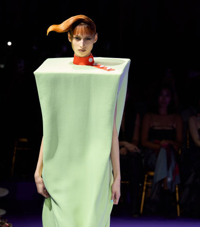 Viktor & Rolf Fall 2024 Couture: Γεωμετρικές και ογκώδεις φόρμες εμπνευσμένες από παιδικά παιχνίδια