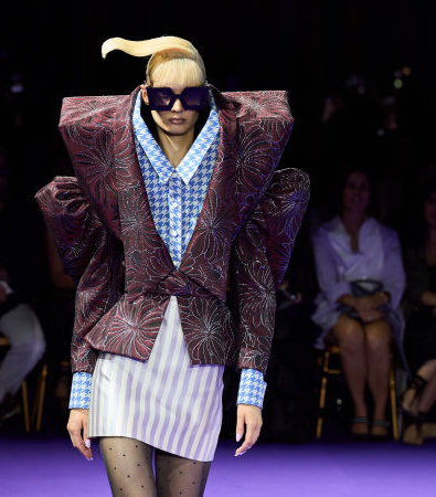 Viktor & Rolf Fall 2024 Couture: Γεωμετρικές και ογκώδεις φόρμες εμπνευσμένες από παιδικά παιχνίδια