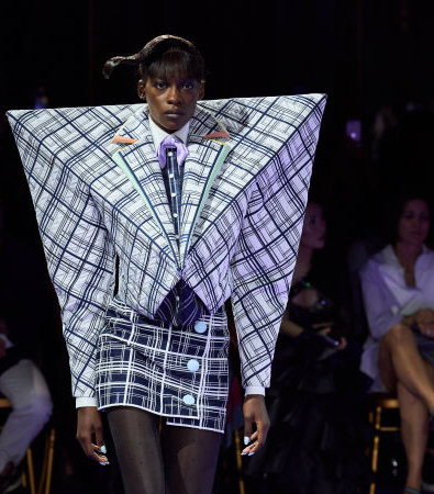 Viktor & Rolf Fall 2024 Couture: Γεωμετρικές και ογκώδεις φόρμες εμπνευσμένες από παιδικά παιχνίδια