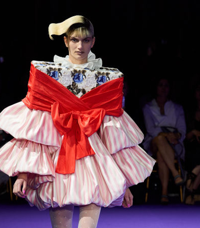 Viktor & Rolf Fall 2024 Couture: Γεωμετρικές και ογκώδεις φόρμες εμπνευσμένες από παιδικά παιχνίδια
