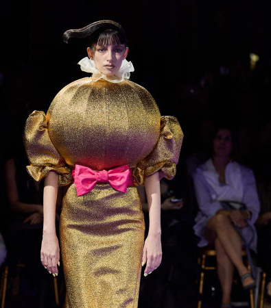 Viktor & Rolf Fall 2024 Couture: Γεωμετρικές και ογκώδεις φόρμες εμπνευσμένες από παιδικά παιχνίδια