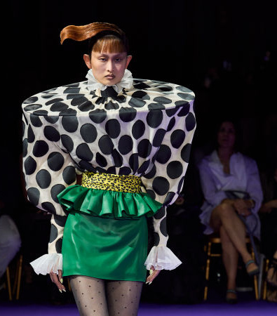 Viktor & Rolf Fall 2024 Couture: Γεωμετρικές και ογκώδεις φόρμες εμπνευσμένες από παιδικά παιχνίδια