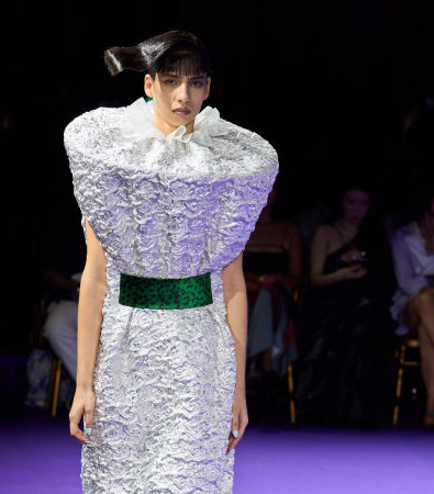 Viktor & Rolf Fall 2024 Couture: Γεωμετρικές και ογκώδεις φόρμες εμπνευσμένες από παιδικά παιχνίδια