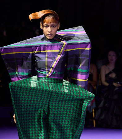 Viktor & Rolf Fall 2024 Couture: Γεωμετρικές και ογκώδεις φόρμες εμπνευσμένες από παιδικά παιχνίδια
