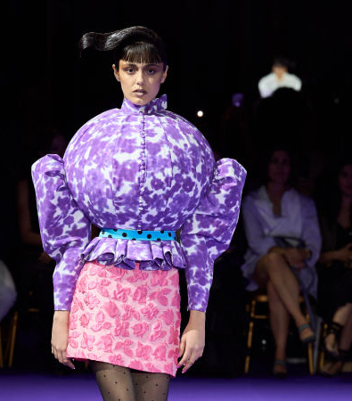 Viktor & Rolf Fall 2024 Couture: Γεωμετρικές και ογκώδεις φόρμες εμπνευσμένες από παιδικά παιχνίδια