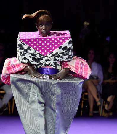 Viktor & Rolf Fall 2024 Couture: Γεωμετρικές και ογκώδεις φόρμες εμπνευσμένες από παιδικά παιχνίδια