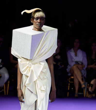 Viktor & Rolf Fall 2024 Couture: Γεωμετρικές και ογκώδεις φόρμες εμπνευσμένες από παιδικά παιχνίδια
