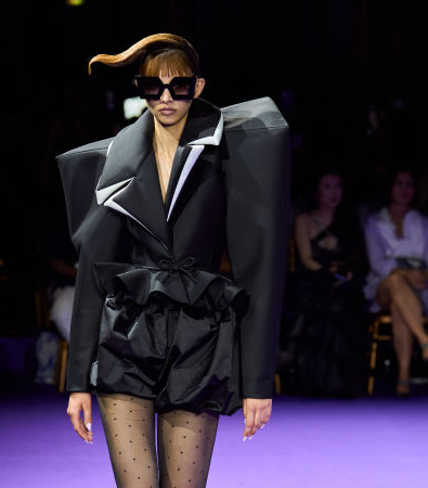 Viktor & Rolf Fall 2024 Couture: Γεωμετρικές και ογκώδεις φόρμες εμπνευσμένες από παιδικά παιχνίδια