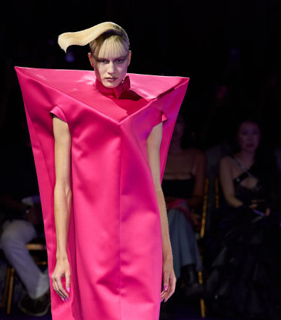 Viktor & Rolf Fall 2024 Couture: Γεωμετρικές και ογκώδεις φόρμες εμπνευσμένες από παιδικά παιχνίδια