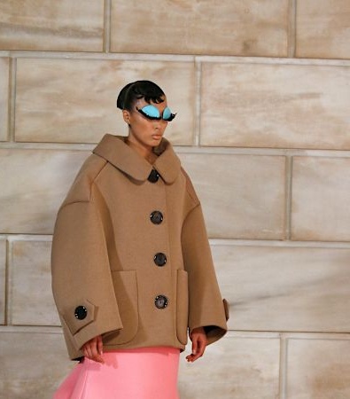 Η FW'24 συλλογή του Marc Jacobs είναι γεμάτη από παιδικότητα και ανεμελιά