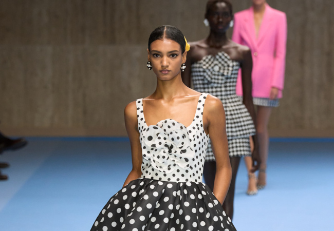 Εντυπωσιακά polka dots και γενναίο κίτρινο αποτέλεσαν την αισιόδοξη συλλογή της Carolina Herrera για την άνοιξη '25 